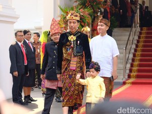 Berbaju Adat Bali, Jokowi Ajak Jan Ethes Saksikan Upacara HUT ke-74 RI