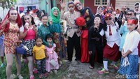 Tak hanya kostum, ada juga tank, mobil, helikopter, beko, stoom, perahu, banteng, kuda, naga, monyet dan kura-kura  yang terbuat dari rangka bambu dilapisi kertas pun ikut iring-iringan. Selain itu, kesenian terbang, degung, pencak silat, jaipongan, kuda renggong dan singa depok pun menghibur masyarakat lengkap dengan lantunan lagu khas sunda di acara tersebut.