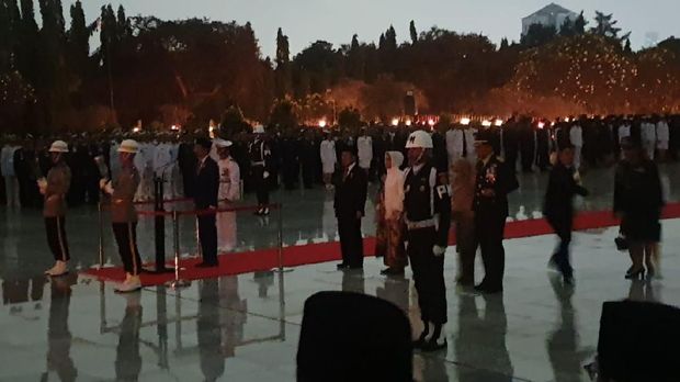 Jokowi pimpin renungan suci di TMP Kalibata, Jaksel.