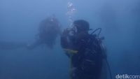 Upacara HUT ke-74 RI Digelar di Bawah Laut Pulau Sangiang, Banten