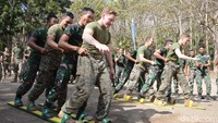 Antusias para tentara Amerika Serikat dan Indonesia saat ikut serta dalam lomba 17 Agustus.