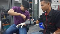 Tangan bionik dikembangkan oleh dosen dan mahasiswa dari Swiss German University (SGU).