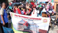 Salah satu warga Mekarpawitan Heruman (26) mengatakan, arak-arakan ini diselenggarakan untuk menyambut HUT RI ke 74.
