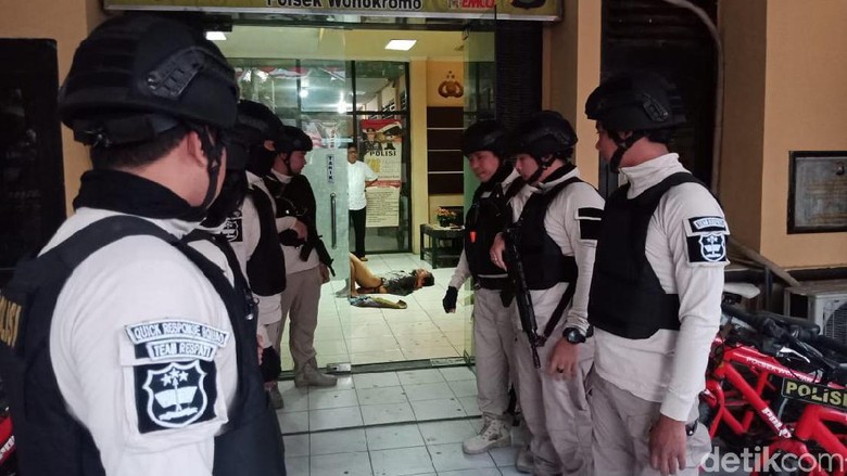 Penyerang Mapolsek Wonokromo Dibawa Densus 88 ke Jakarta Penyerang Mapolsek Wonokromo Dibawa Densus 88 ke Jakarta