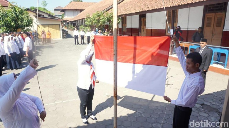 Semangat Tunanetra Ikuti Upacara HUT ke-74 RI di Solo Semangat Tunanetra Ikuti Upacara HUT ke-74 RI di Solo