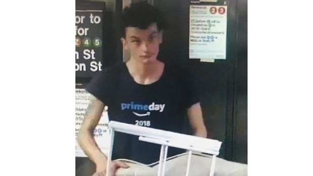 Polisi New York tengah memburu pria yang terekam CCTV meninggalkan rice cooker di area stasiun bawah tanah