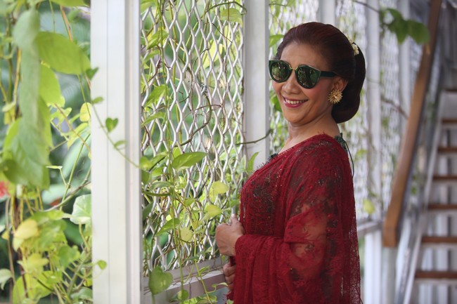 Dengan kacamata hitam kesayangannya, Menteri Susi berpose bak model di halaman rumah dinasnya. Foto: Foto: Agung Pambudhhy/Detik