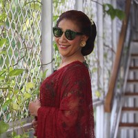 Dengan kacamata hitam kesayangannya, Menteri Susi berpose bak model di halaman rumah dinasnya. Foto: Foto: Agung Pambudhhy/Detik