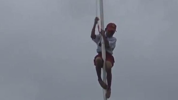 Pengait Bendera Lepas, Siswa SD di Ambon Panjat Tiang Demi Merah Putih