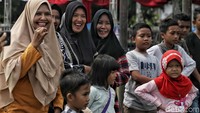 Para orang tua anak-anak itu pun memberikan semangat kepada putra-putri mereka agar dapat memenangkan perlombaan.