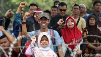 Sejumlah warga berkumpul di kawasan Monas, Jakarta, untuk menyaksikan upacara HUT ke-74 Republik Indonesia, Sabtu (17/8/2019).
