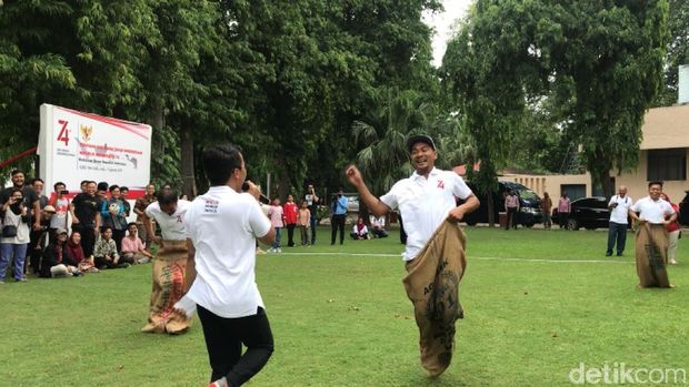 Saat Lomba Makan Kerupuk Jadi Cara Obati Rindu Tanah Air WNI di India
