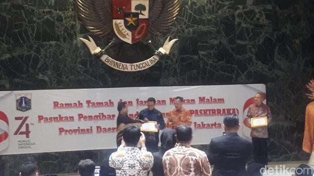 Anies menerima Piagam Penghargaan Bhakti Teratai Putra Indonesia