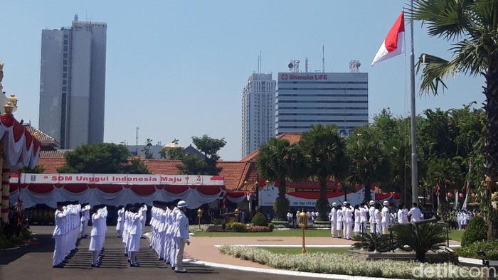 upacara bendera di grahadi surabaya