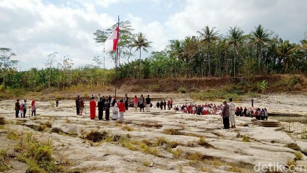 Seniman Purworejo Upacara HUT RI di Dasar Sungai Bogowonto 