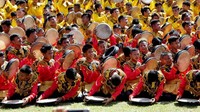 Penari menampilkan tarian tradisional Rapai Geleng massal di lapangan Persada Blangpidie, Aceh Barat Daya, Aceh, Sabtu (17/8/2019). Tarian tradisional Rapai Geleng massal yang diikuti 2019 penari dilaksanakan untuk memeriahkan HUT ke-74 Kemerdekaan Republik Indonesia. Antara Foto/Irwansyah Putra.
