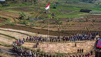 Warga mengikuti Upacara Bendera HUT ke-74 Kemerdekaan RI di lembah Gunung Telomoyo, Desa Sepakung, Banyubiru, Kabupaten Semarang, Jawa Tengah, Sabtu (17/8/2019). Antara Foto/Aji Styawan.