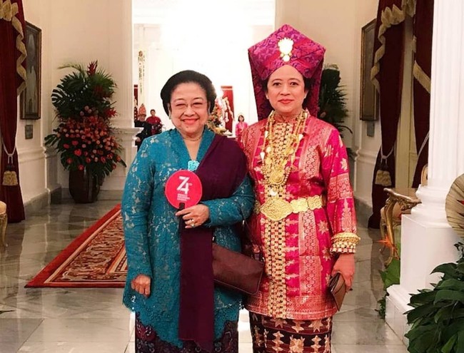 Menteri Koordinator Bidang Pembangunan Manusia dan Kebudayaan Puan Maharani tampil ekstra dalam upacara 17-an yang digelar di Istana Negara pagi tadi. Wanita yang biasa tampil sederhana itu tampak manglingi dengan pakaian adat dari Lampung lengkap dengan hiasan kepalanya. Foto: dok. Instagram