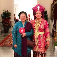 Menteri Koordinator Bidang Pembangunan Manusia dan Kebudayaan Puan Maharani tampil ekstra dalam upacara 17-an yang digelar di Istana Negara pagi tadi. Wanita yang biasa tampil sederhana itu tampak manglingi dengan pakaian adat dari Lampung lengkap dengan hiasan kepalanya. Foto: dok. Instagram