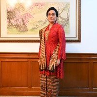 Menteri Keuangan Sri Mulyani tampil anggun dalam kebayaya brokat merah rancangan Didiet Maulana. Busana yang disebut Kebaya Kartini Nusa itu dibuat dari brokat merah yang dipadukan dengan kain kuno bermotif Tirto Tejo Buketan dan dipasangkan dengan selendang batik antik. Usia kedua kain tersebut diperkirakan hampir mencapai 50 tahun. Itu koleksi pribadi Ibu, ucap sang desainer Didiet Maulana. Foto: Istimewa/Dok. Didiet Maulana