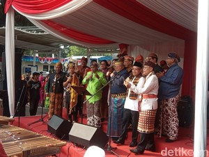 Menhub Mau Wajibkan Pegawainya Pakai Baju Adat Seminggu Sekali