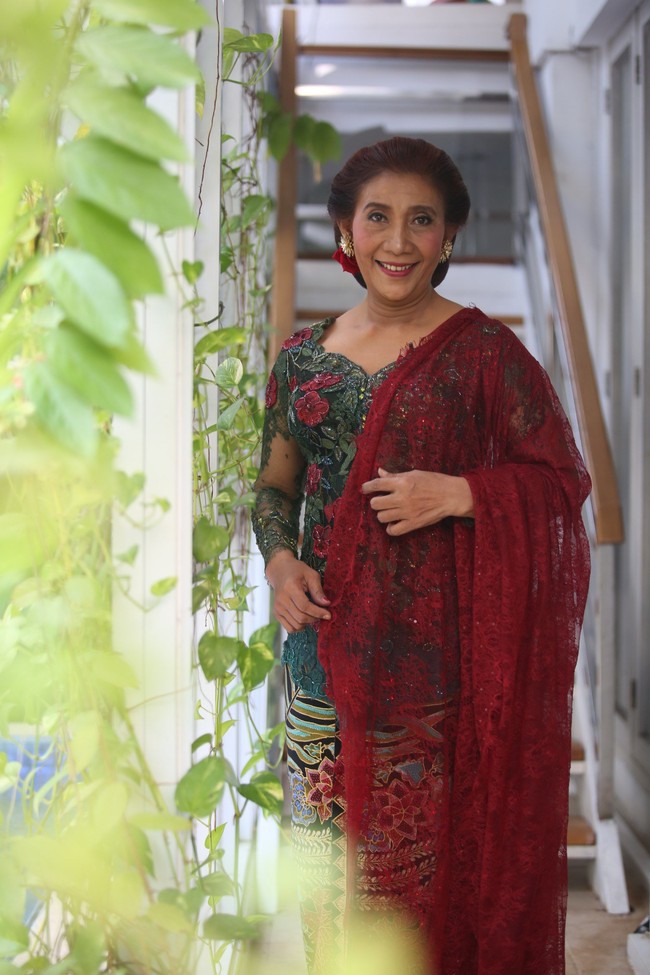 Kebaya dipermanis dengan selendang brokat merah. Untuk atasan kebaya, Anne mengaplikasikan bordiran merah bermotif bunga mawar. Motif tersebut rupanya juga menyiratkan makna tersendiri.  Foto: Foto: Agung Pambudhhy/Detik