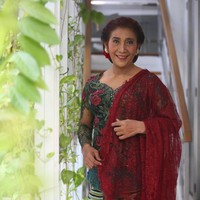 Kebaya dipermanis dengan selendang brokat merah. Untuk atasan kebaya, Anne mengaplikasikan bordiran merah bermotif bunga mawar. Motif tersebut rupanya juga menyiratkan makna tersendiri.  Foto: Foto: Agung Pambudhhy/Detik