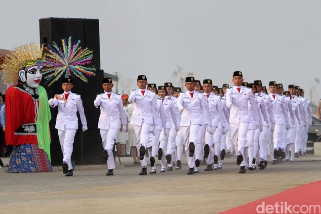 Sebanyak 68 anggota Pasukan Pengibar Bendera Pusaka (Paskibraka) untuk upacara hari kemerdekaan RI yang ke-74 di Istana Negara. Anggota Paskibraka 2019 berasal dari perwakilan masing-masing provinsi di Indonesia. Foto: Rifkianto Nugroho