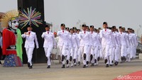 Upacara dimulai dengan pengibaran bendara Merah Putih oleh Paskibra Provinsi DKI Jakarta.