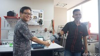 Dengan tangan bionik ini, Rian bisa bersalaman menggenggam tangan orang lain. Foto: Widiya Wiyanti/detikHealth 