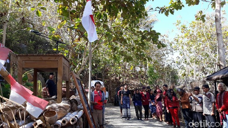 Seniman Gelar Upacara 17 Agustus Di Watulumbung Bantul