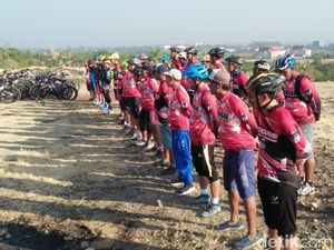 Komunitas Gowes Pasuruan Gelar Upacara HUT RI di Atas Bukit