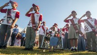 Peserta Siswa Mengenal Nusantara (SMN) asal Sumatera Utara memberi hormat pada upacara HUT ke-74 Republik Indonesia di Biromaru, Sigi, Sulawesi Tengah, Sabtu (17/8/2019). Selain menanamkan rasa bangga dan cinta tanah air sejak dini kepada para siswa, program SMN yang dilaksanakan sebagai bagaian dari BUMN Hadir Untuk Negeri itu juga mengenalkan keragaman budaya nusantara dan potensi daerah melalui interaksi langsung siswa dengan masyarakat di daerah yang dikunjungi. Antara Foto/Basri Marzuki.
