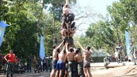 Memperingati HUT ke 74 kemerdekaan Republik Indonesia, prajurit korps Marinir TNI AL dan Marinir Amerika Serikat (USMC) yang tergabung dalam Latihan Bersama Platoon Exchange (Platex) 2019 seru-seruan mengikuti lomba 17 Agustus di  Hutan Selogiri, Desa Ketapang Kecamatan Kalipuro Banyuwangi, Sabtu (17/8/2019).