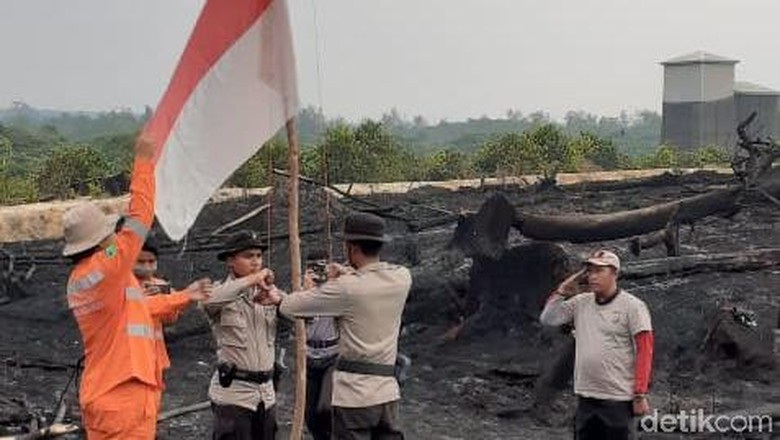 Merah Putih Berkibar di Area Sisa Kebakaran Tesso Nilo Riau Merah Putih Berkibar di Area Sisa Kebakaran Tesso Nilo Riau