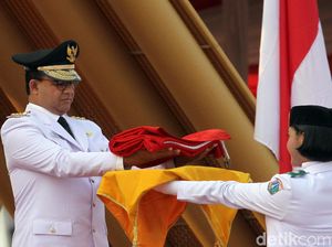 Momen Anies Baswedan Pimpin Upacara HUT RI di Pulau Reklamasi
