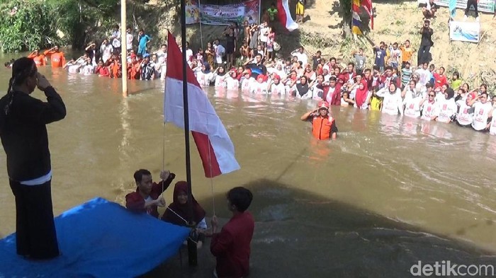Warga Berendam di Sungai Deli untuk Upacara HUT RI