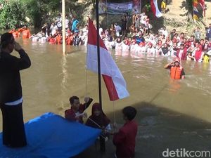 Warga Berendam di Sungai Deli untuk Upacara HUT RI