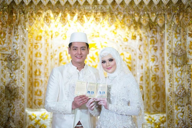 Pada akad nikah, Roger dan Cut Meyriska tampil kompak dengan baju pengantin berwarna putih. Meyriska tampil anggun dengan kebaya putih dari desainer Ayudya Handari lengkap dengan kerudung dan veil.  Foto: Foto: Instagram/Diera Bachir Photography