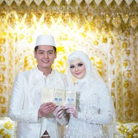 Pada akad nikah, Roger dan Cut Meyriska tampil kompak dengan baju pengantin berwarna putih. Meyriska tampil anggun dengan kebaya putih dari desainer Ayudya Handari lengkap dengan kerudung dan veil.  Foto: Foto: Instagram/Diera Bachir Photography