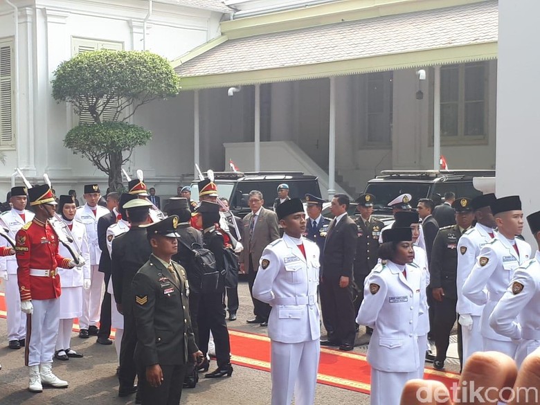 Ungkapan Syukur Paskibraka Salma Pembawa Bendera Merah Putih di Istana Ungkapan Syukur Paskibraka Salma Pembawa Bendera Merah Putih di Istana