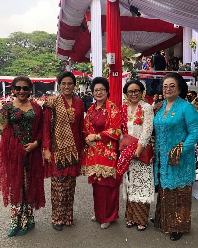 Dan inilah pesona sejumlah Srikandi di Kabinet Jokowi (2014-2019). Ada menteri Susi dengan kacamata hitam yang tak boleh ketinggalan sampai menteri Retno. Di bagian tengah tampak Menteri Kesehatan Nila Moeloek yang tampil dengan kebaya serba merah.  Foto: dok. Instagram