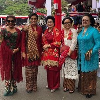 Dan inilah pesona sejumlah Srikandi di Kabinet Jokowi (2014-2019). Ada menteri Susi dengan kacamata hitam yang tak boleh ketinggalan sampai menteri Retno. Di bagian tengah tampak Menteri Kesehatan Nila Moeloek yang tampil dengan kebaya serba merah.  Foto: dok. Instagram