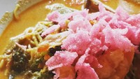 Waduh kuah santannya kuning kemerahan dengan paku (pakis) yang renyah. Katupe gulai paku ini bisa bikin nagih. Foto : Instagram @achen_kittyshop