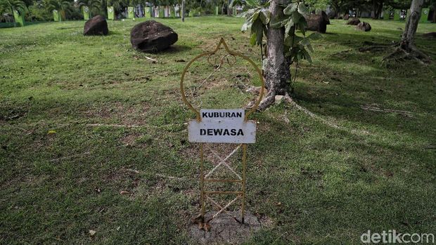 Kuburan massal tsunami di Desa Ulee Lheue, jadi saksi dahsyatnya tsunami di Aceh. Tak hanya merusak bangunan, ratusan ribu orang tewas akibat bencana itu.