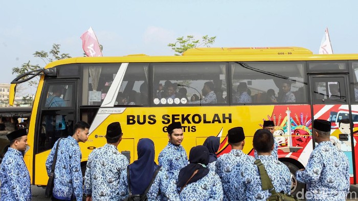 Ribuan PNS DKI Jakarta ikuti upacara HUT ke-74 RI di Pulau D Reklamasi. Sebanyak 75 bus disiapkan untuk mengangkut para pegawai tersebut.