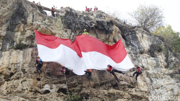 Bendera Merah-Putih raksasa berkibar di Gunung Manik atau Tebing 48 di Desa Citatah, Cipatat, Kabupaten Bandung Barat. Hal itu  untuk memeringati HUT ke-74 RI.