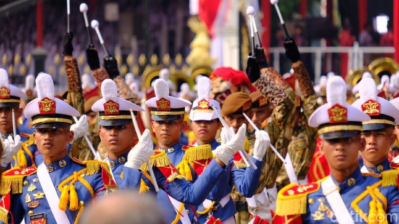 Kirab Pembawa Bendera Pusaka Tiba di Istana Kirab Pembawa Bendera Pusaka Tiba di Istana