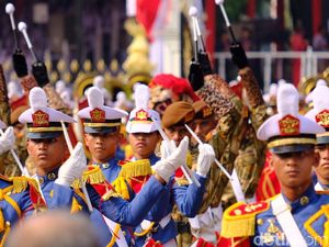 Kirab Pembawa Bendera Pusaka Tiba di Istana