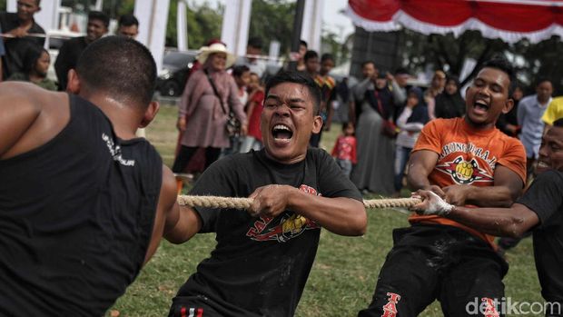 Beragam perlombaan dimainkan untuk memperingatu HUT ke-74 RI. Warga pun antusias mengikuti beragam lomba tersebut.